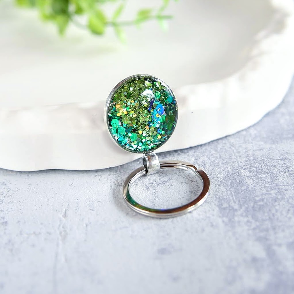 brokatowy breloczek z żywicy