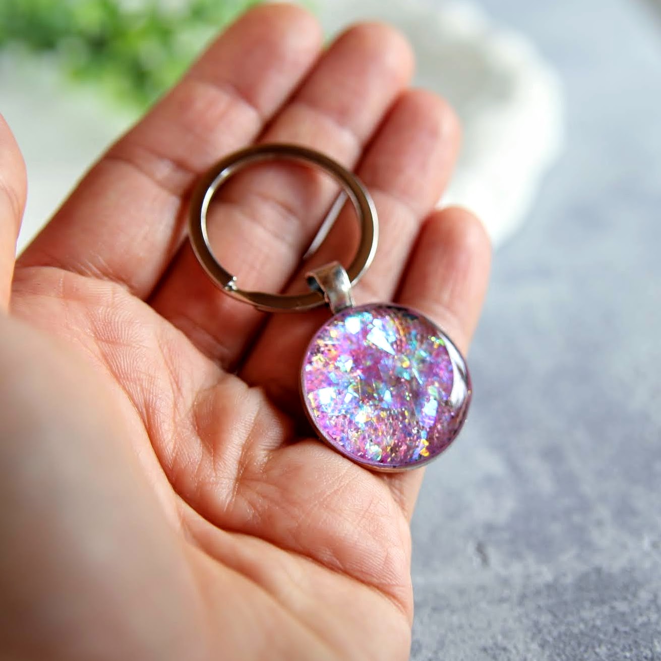 brokatowy breloczek z żywicy