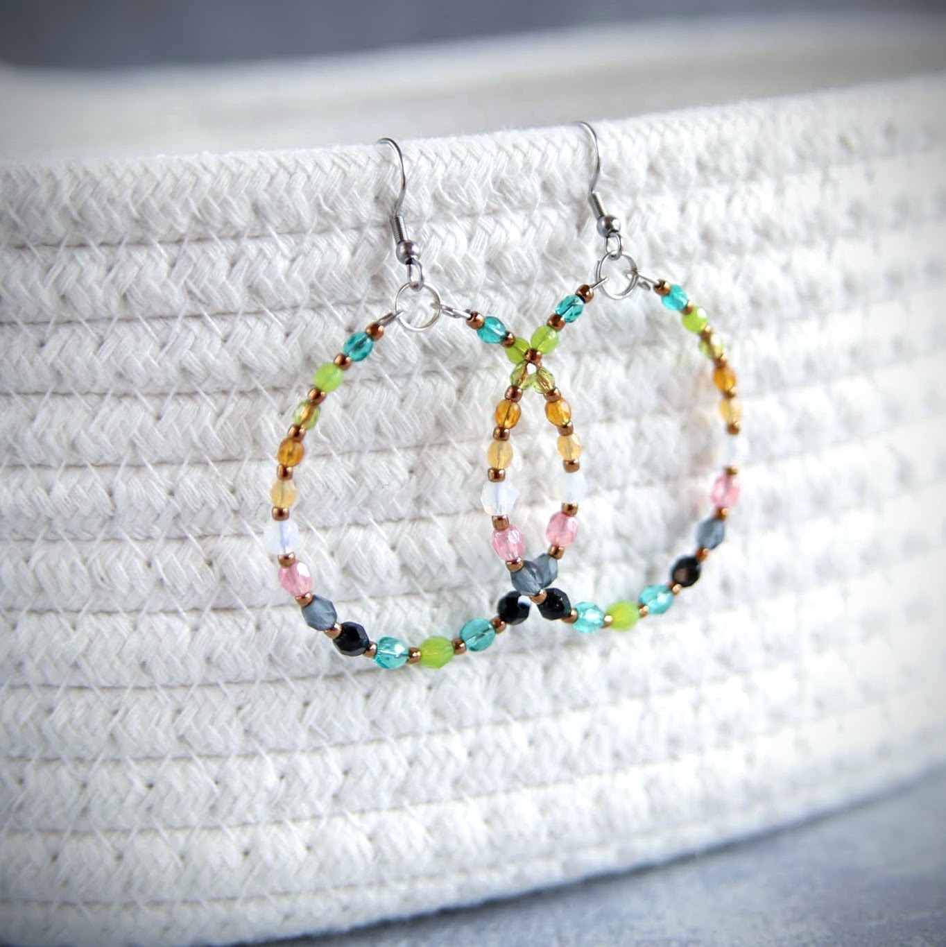 kolczyki z koralików w kolorach ziemi