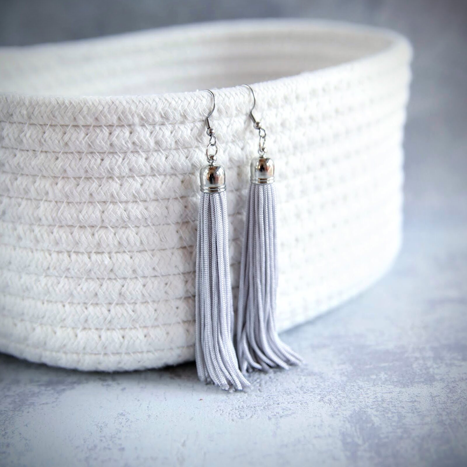 szare kolczyki chwosty