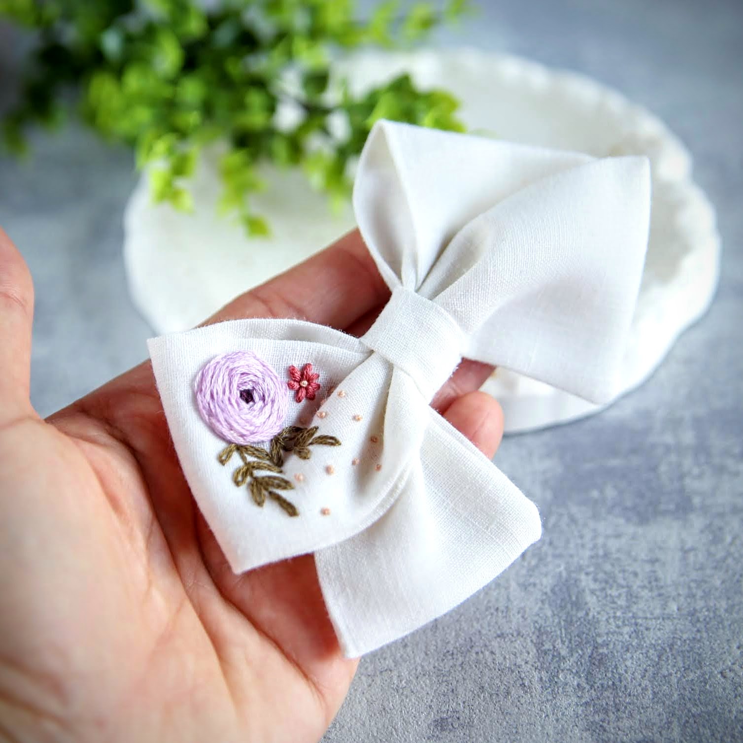 kokardka ecru kokardka spinka haftowana