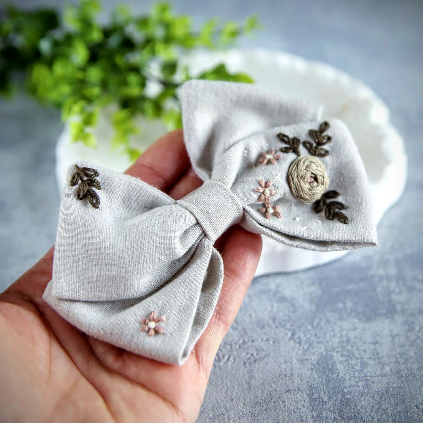 kokardka spinka haftowana