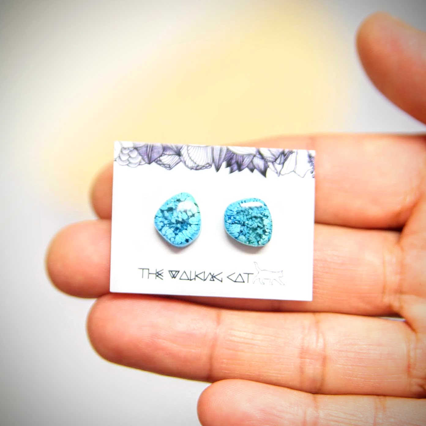 delikatne kolczyki z żywicy