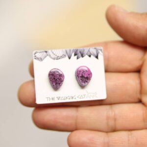 delikatne kolczyki z żywicy