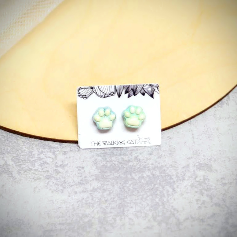 delikatne kolczyki z żywicy