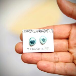 delikatne kolczyki z żywicy