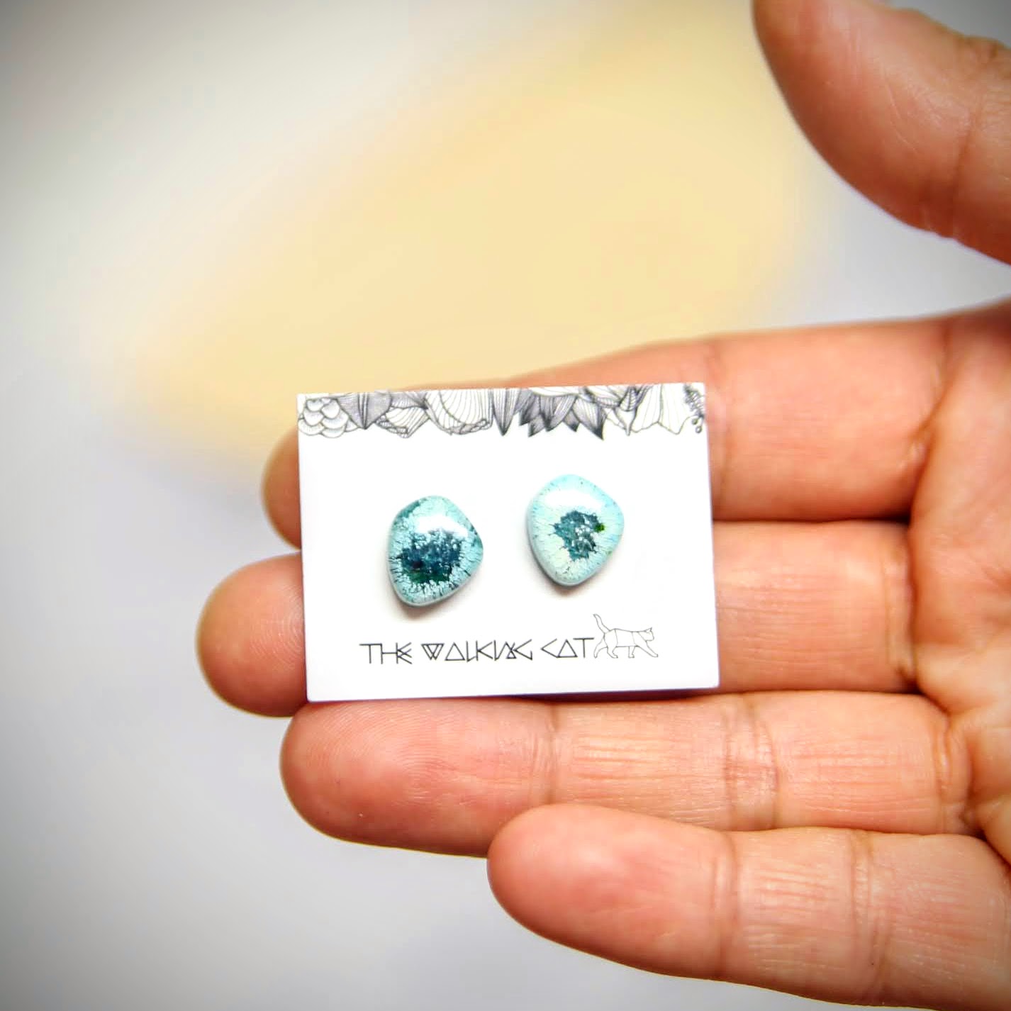 delikatne kolczyki z żywicy