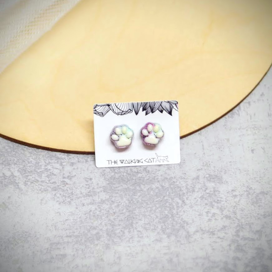 delikatne kolczyki z żywicy