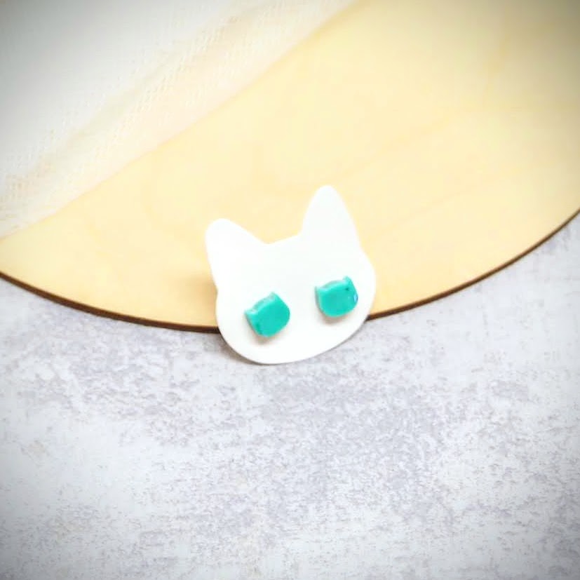 delikatne kolczyki z żywicy