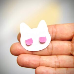 delikatne kolczyki z żywicy