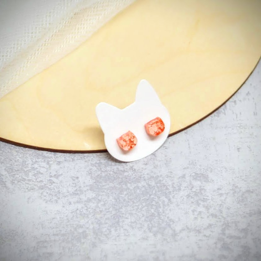 delikatne kolczyki z żywicy