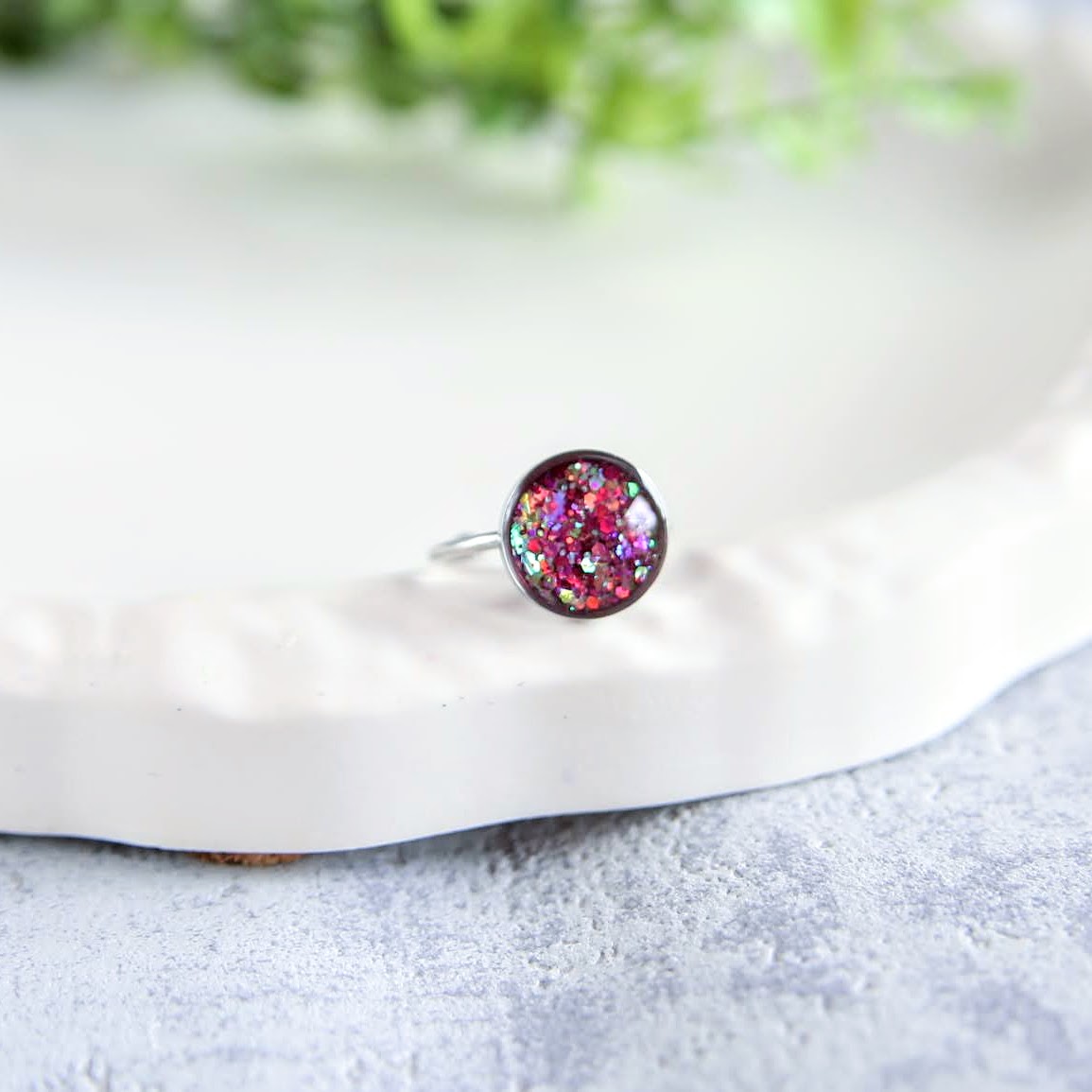 brokatowy pierścionek z żywicy