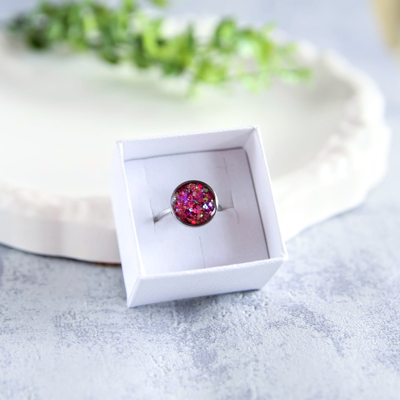 brokatowy pierścionek z żywicy