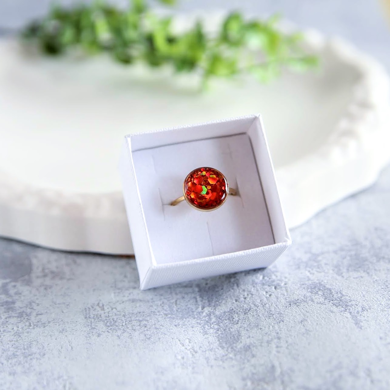 brokatowy pierścionek z żywicy