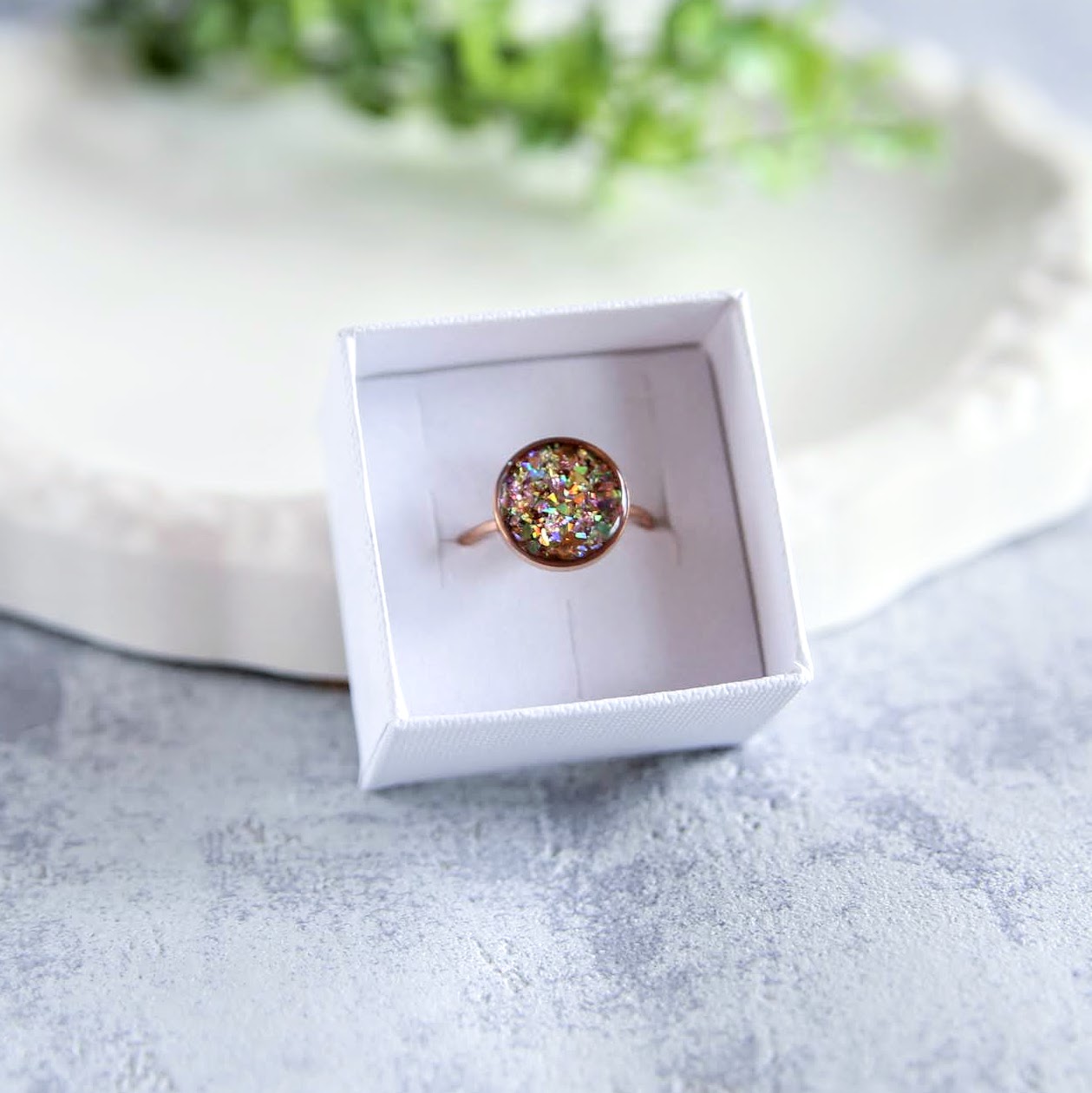 brokatowy pierścionek z żywicy