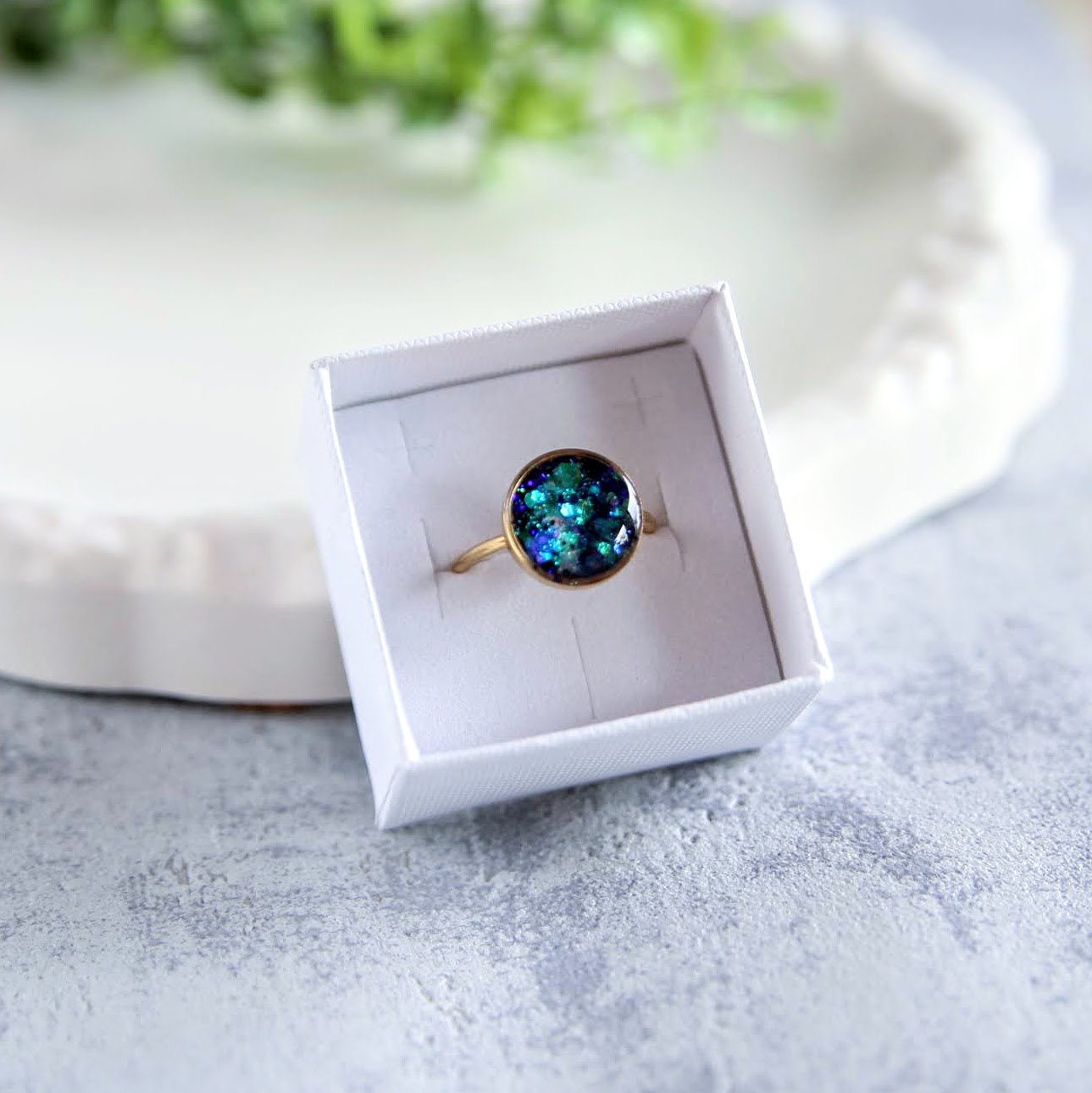 brokatowy pierścionek z żywicy