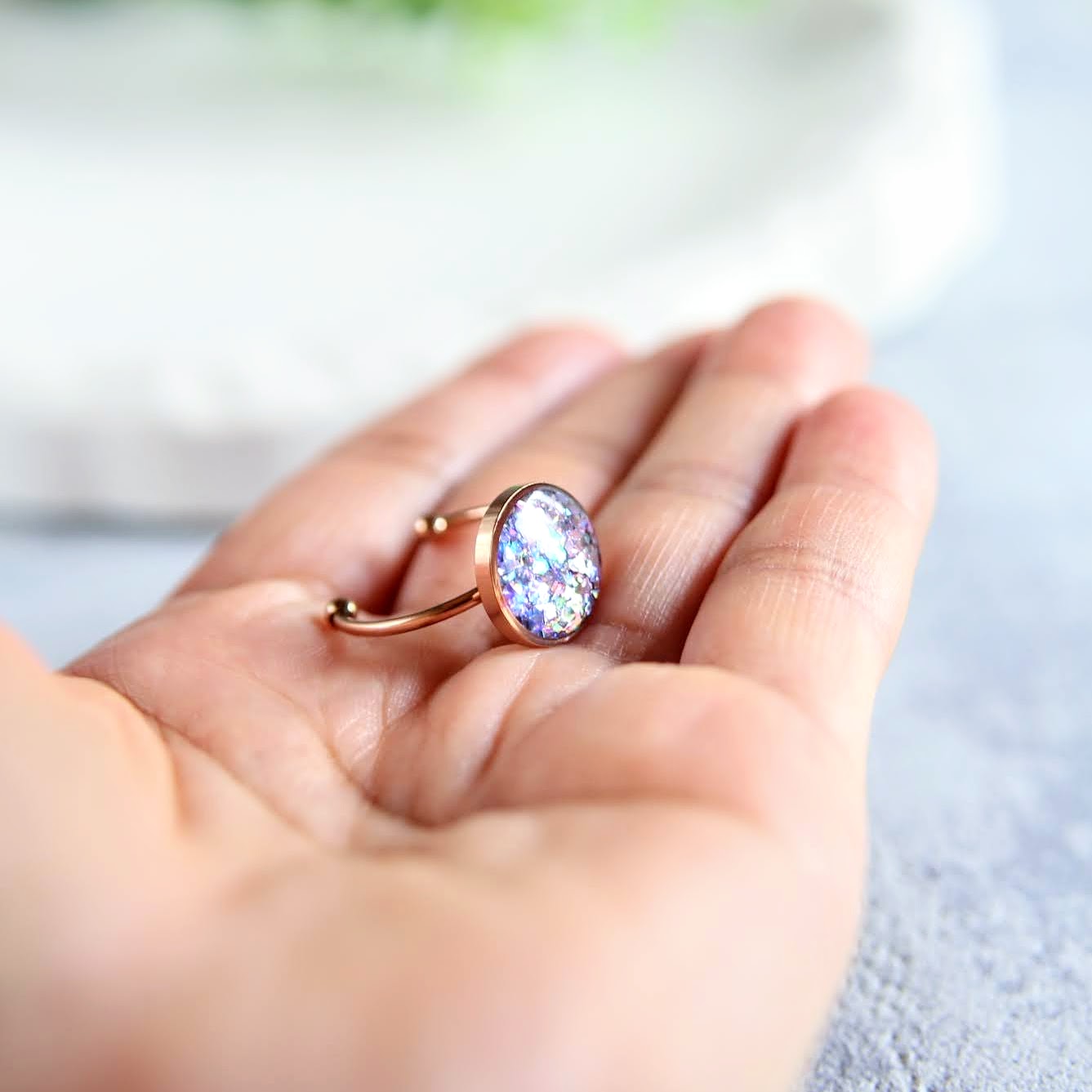 brokatowy pierścionek z żywicy