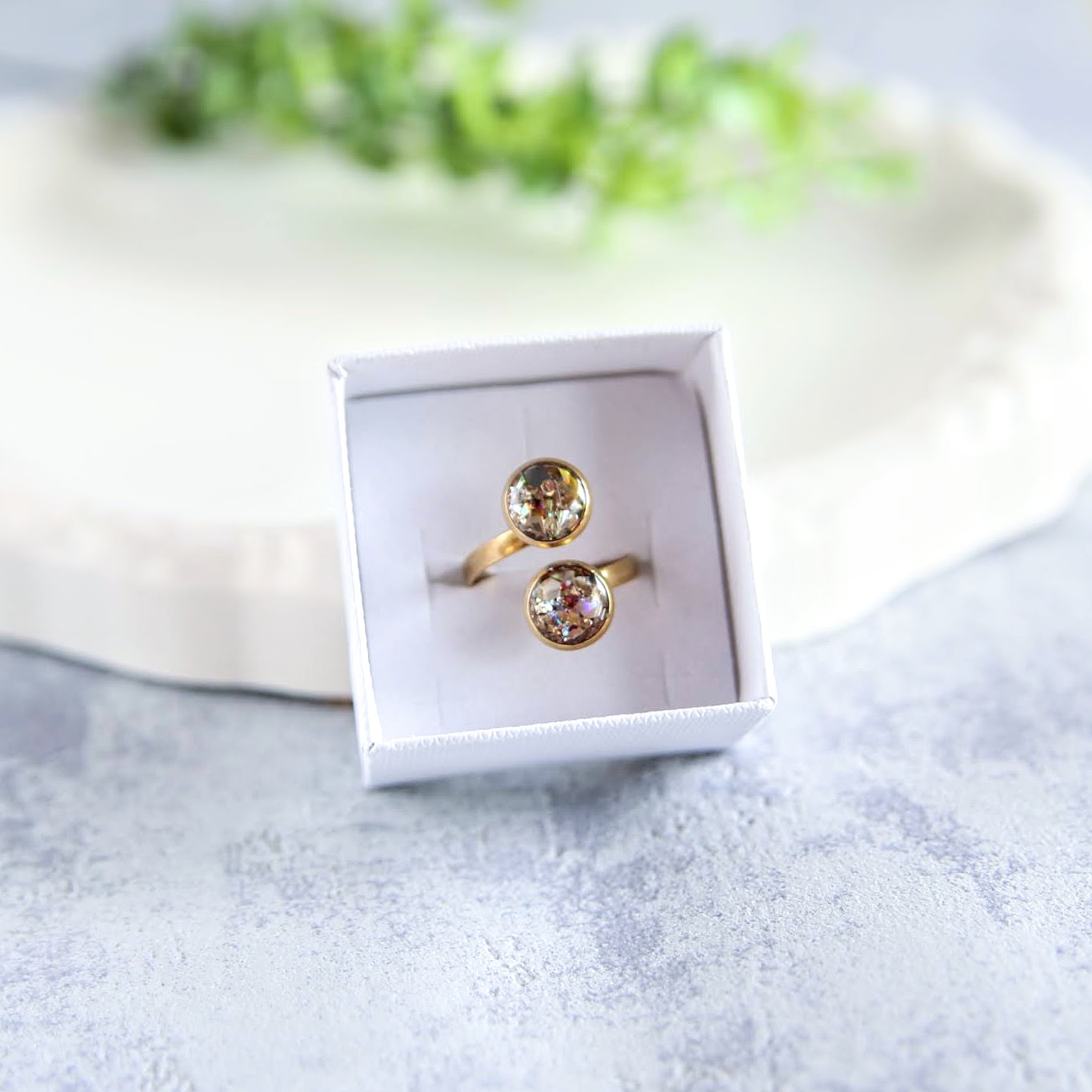 brokatowy pierścionek z żywicy