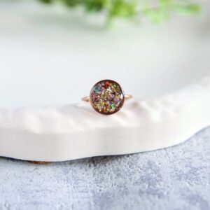 brokatowy pierścionek z żywicy