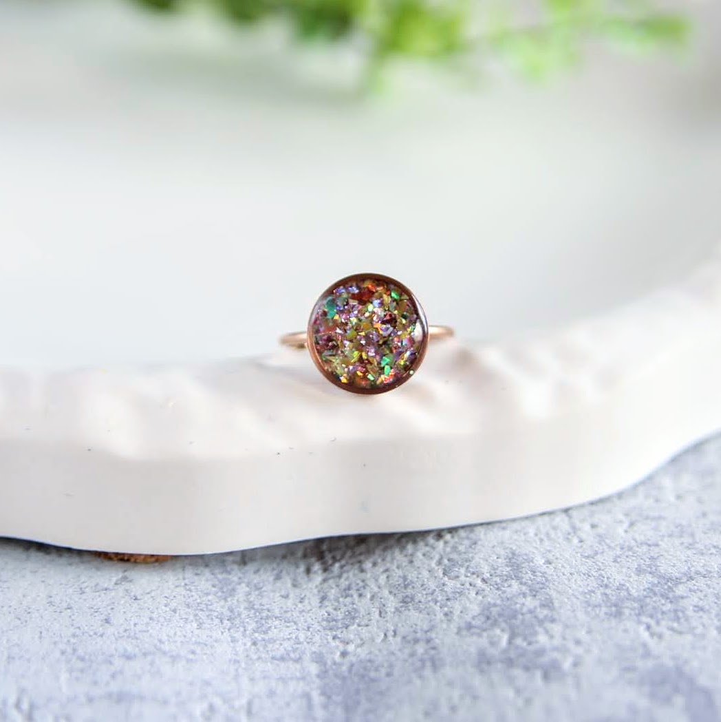 brokatowy pierścionek z żywicy