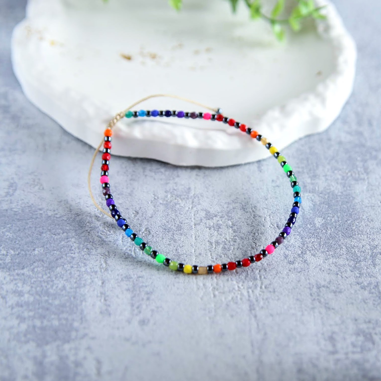 bransoletka z koralików na kostkę