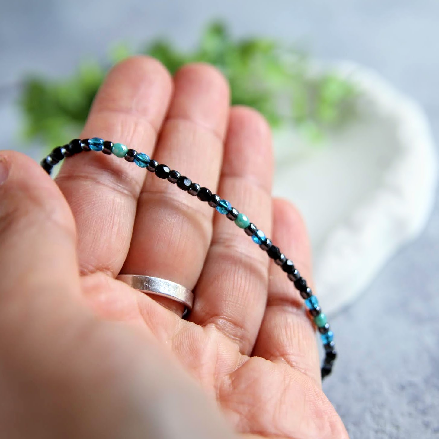 bransoletka z koralików na kostkę