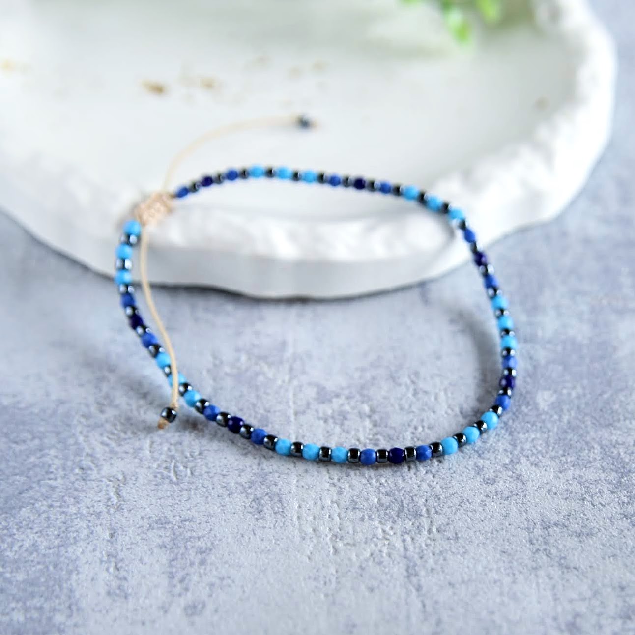 bransoletka z koralików na kostkę