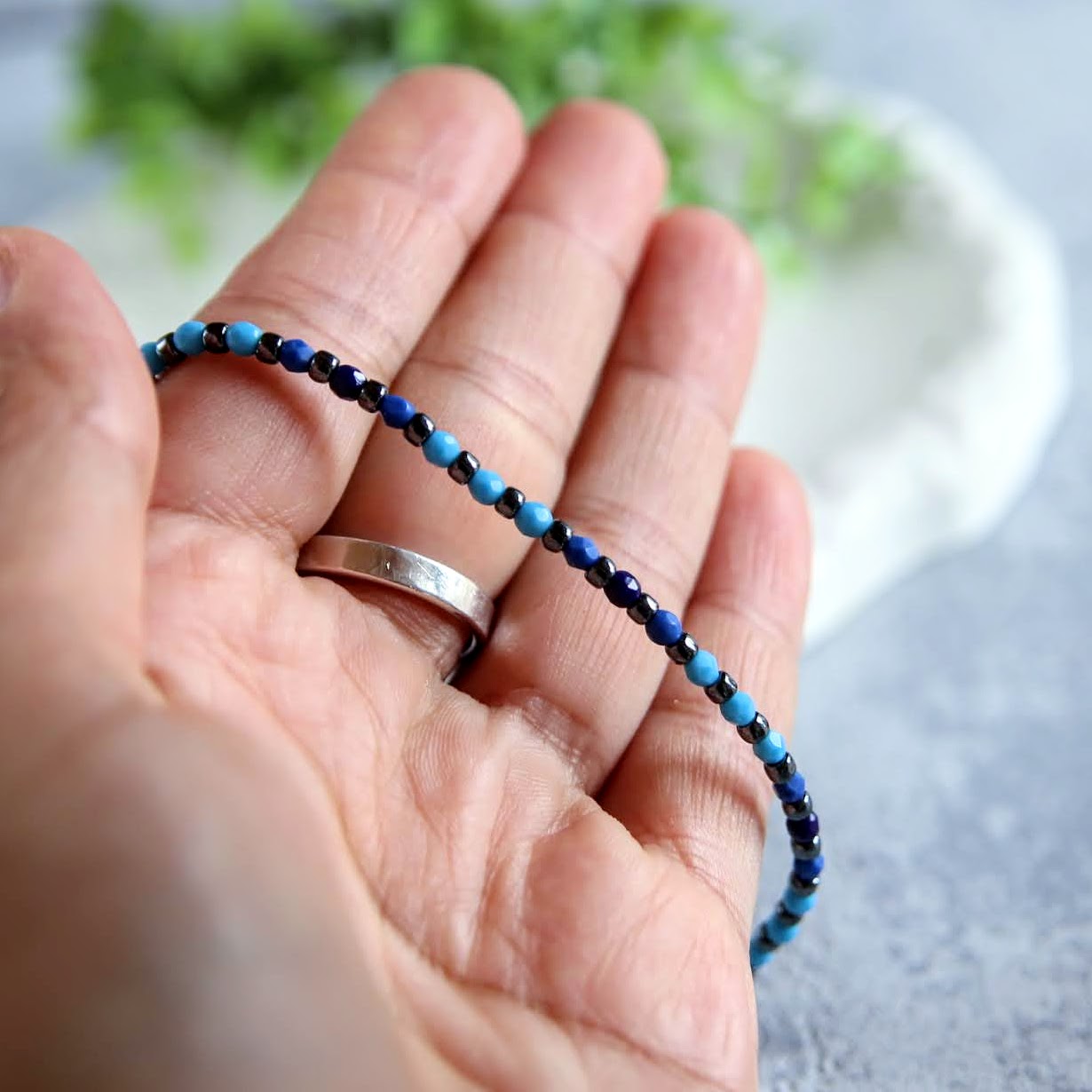 bransoletka z koralików na kostkę