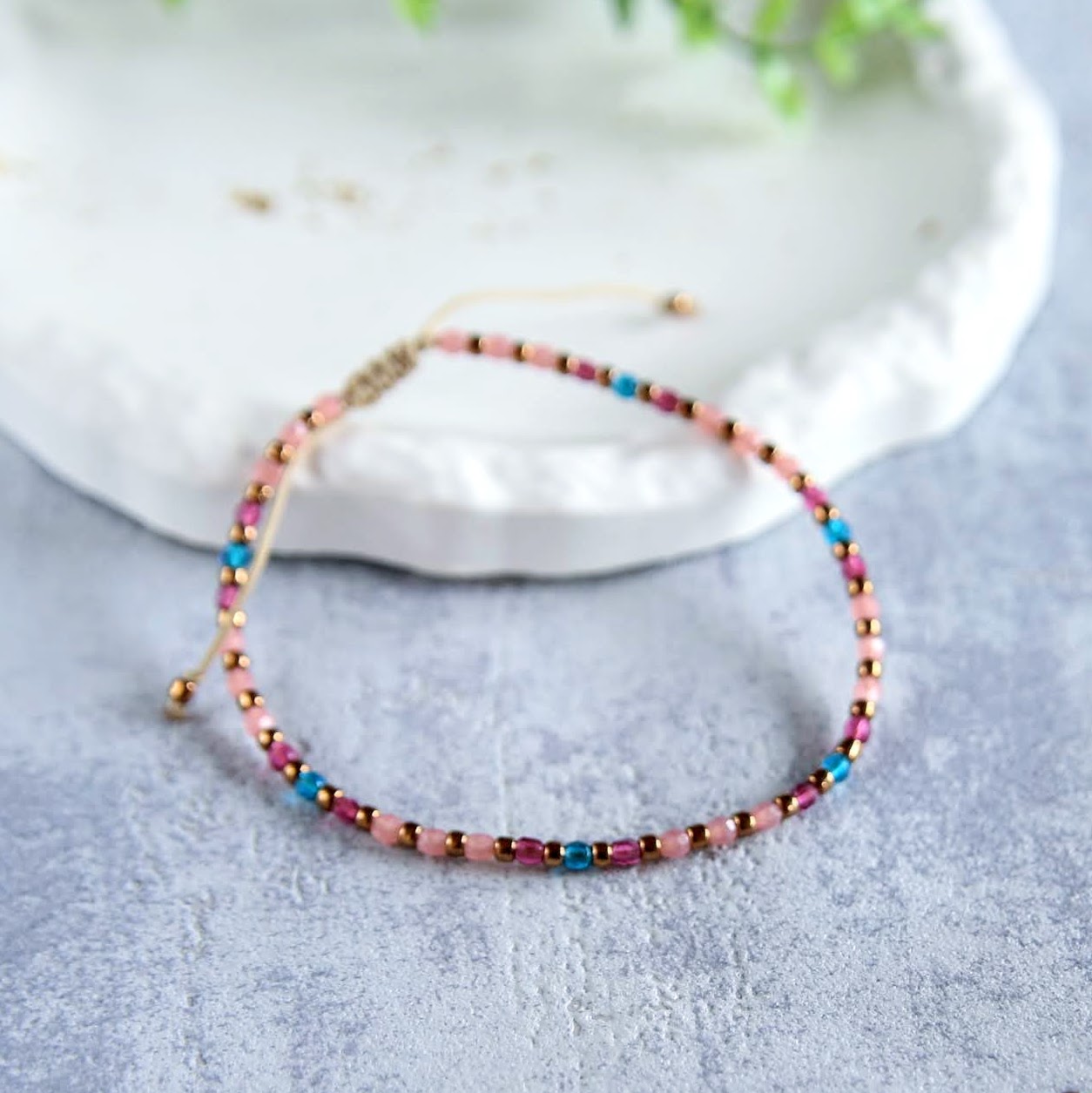 bransoletka z koralików na kostkę