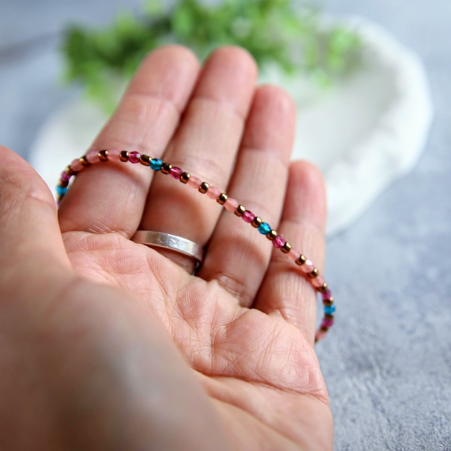 bransoletka z koralików na kostkę