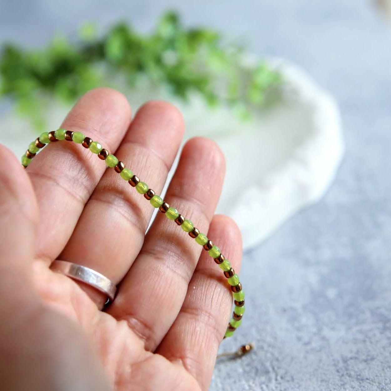 bransoletka z koralików na kostkę