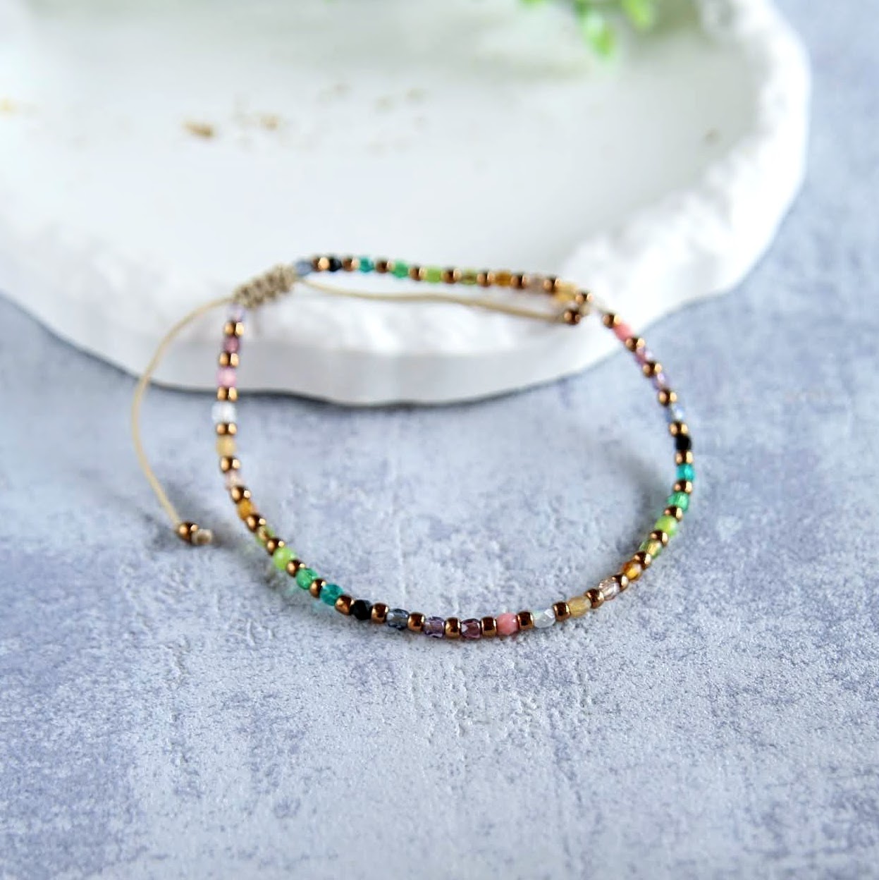 bransoletka z koralików na kostkę