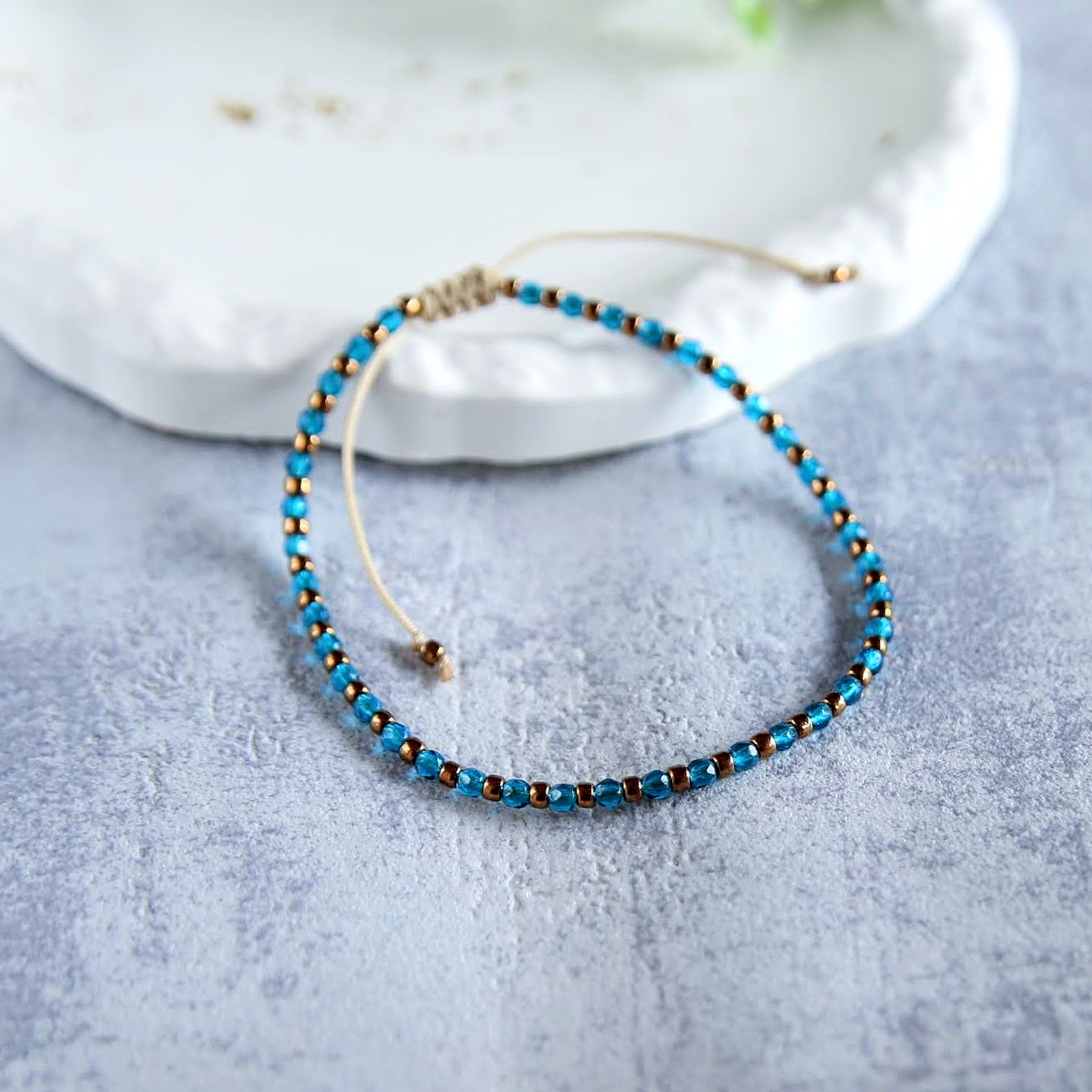 bransoletka z koralików na kostkę