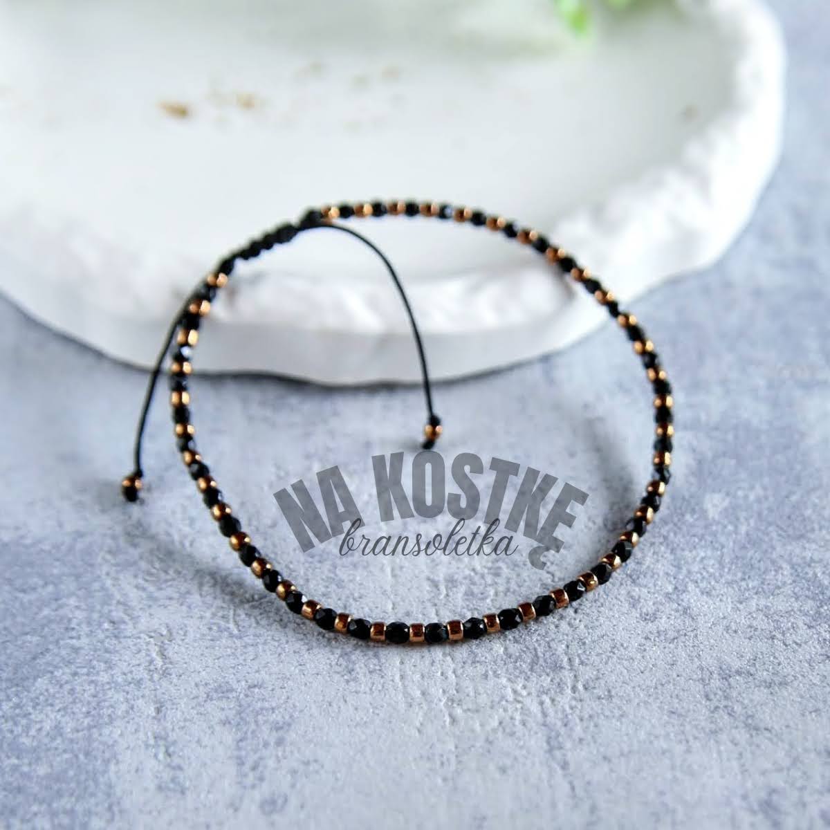bransoletka z koralików na kostkę