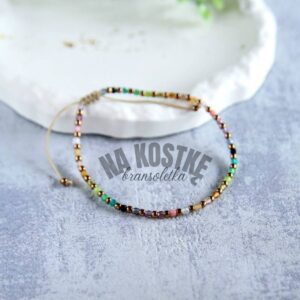 bransoletka z koralików na kostkę