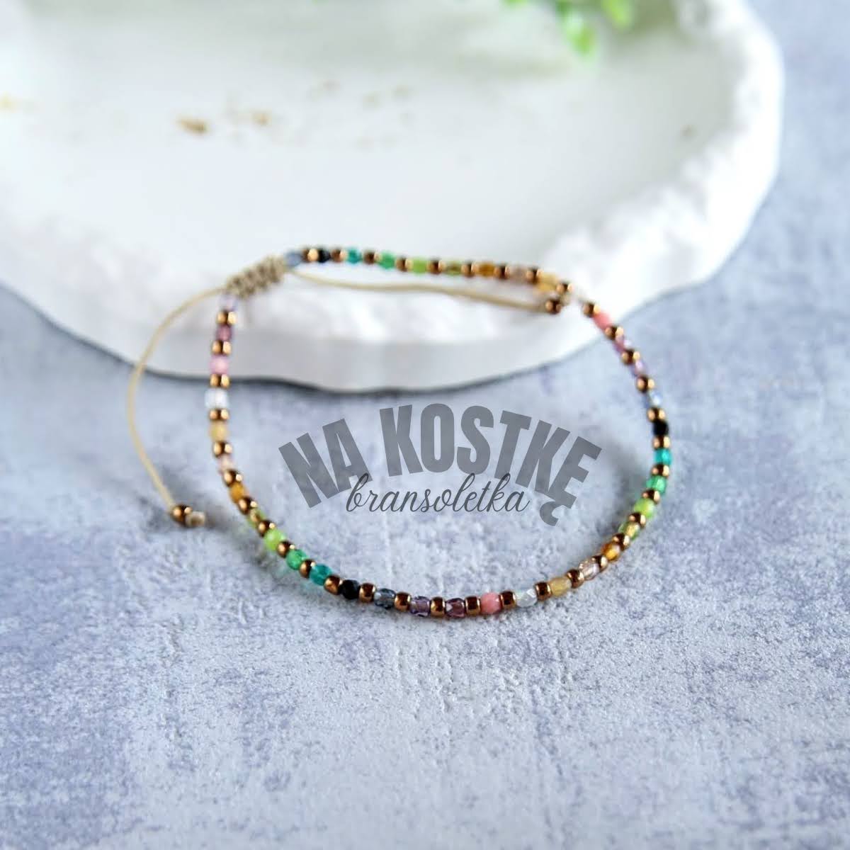 bransoletka z koralików na kostkę