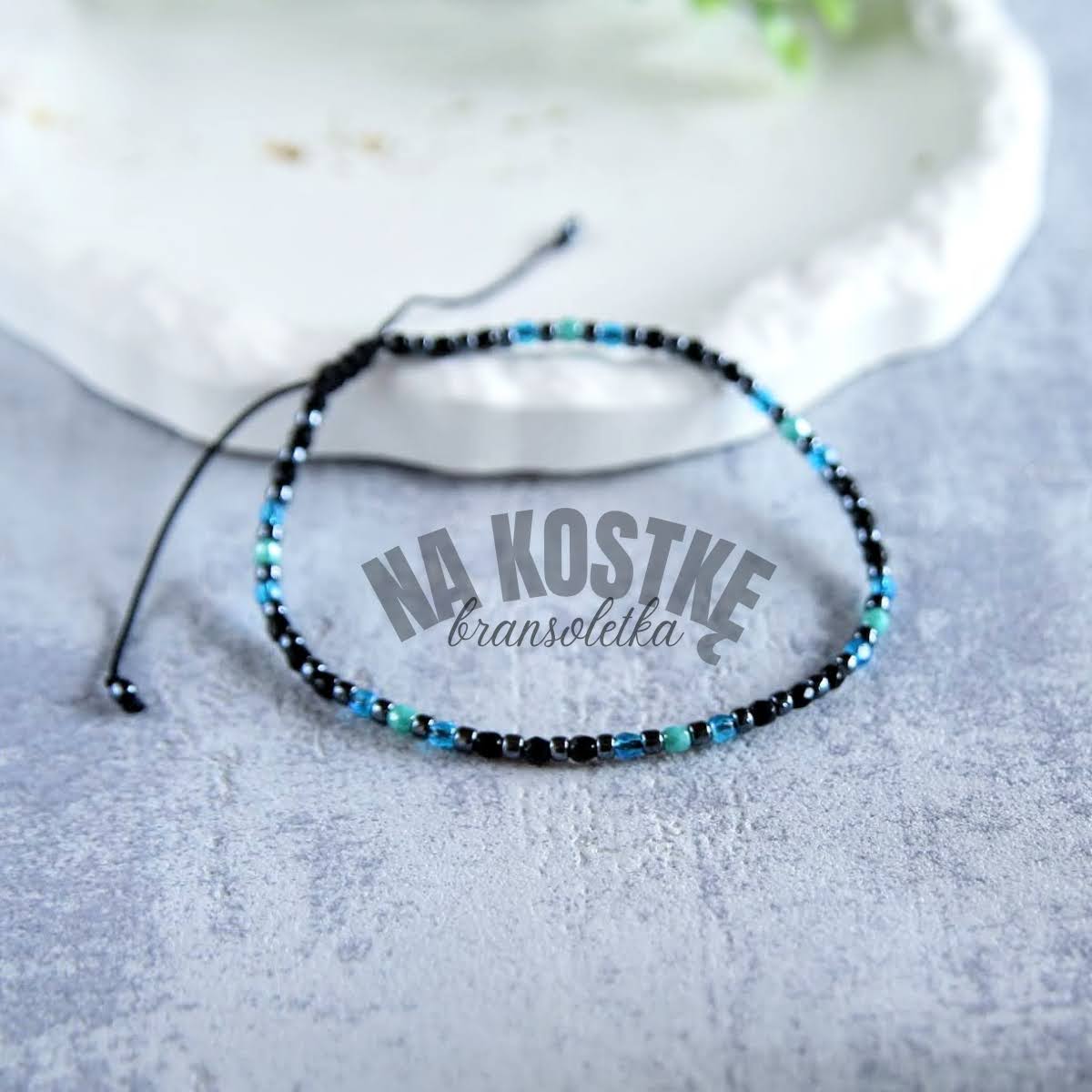 bransoletka z koralików na kostkę