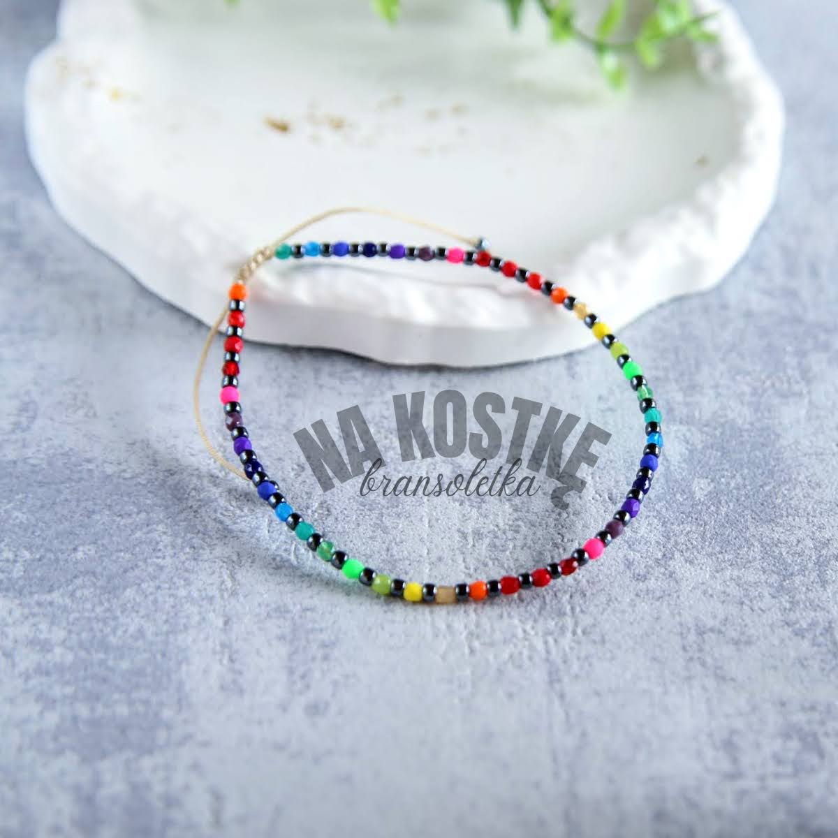 bransoletka z koralików na kostkę