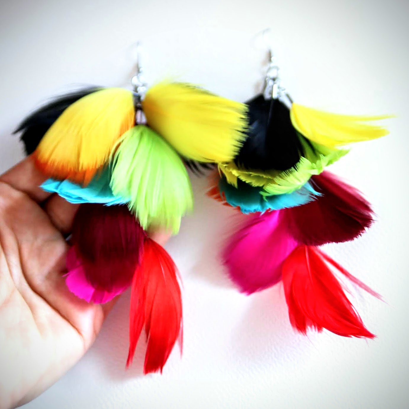 długie kolczyki z piór