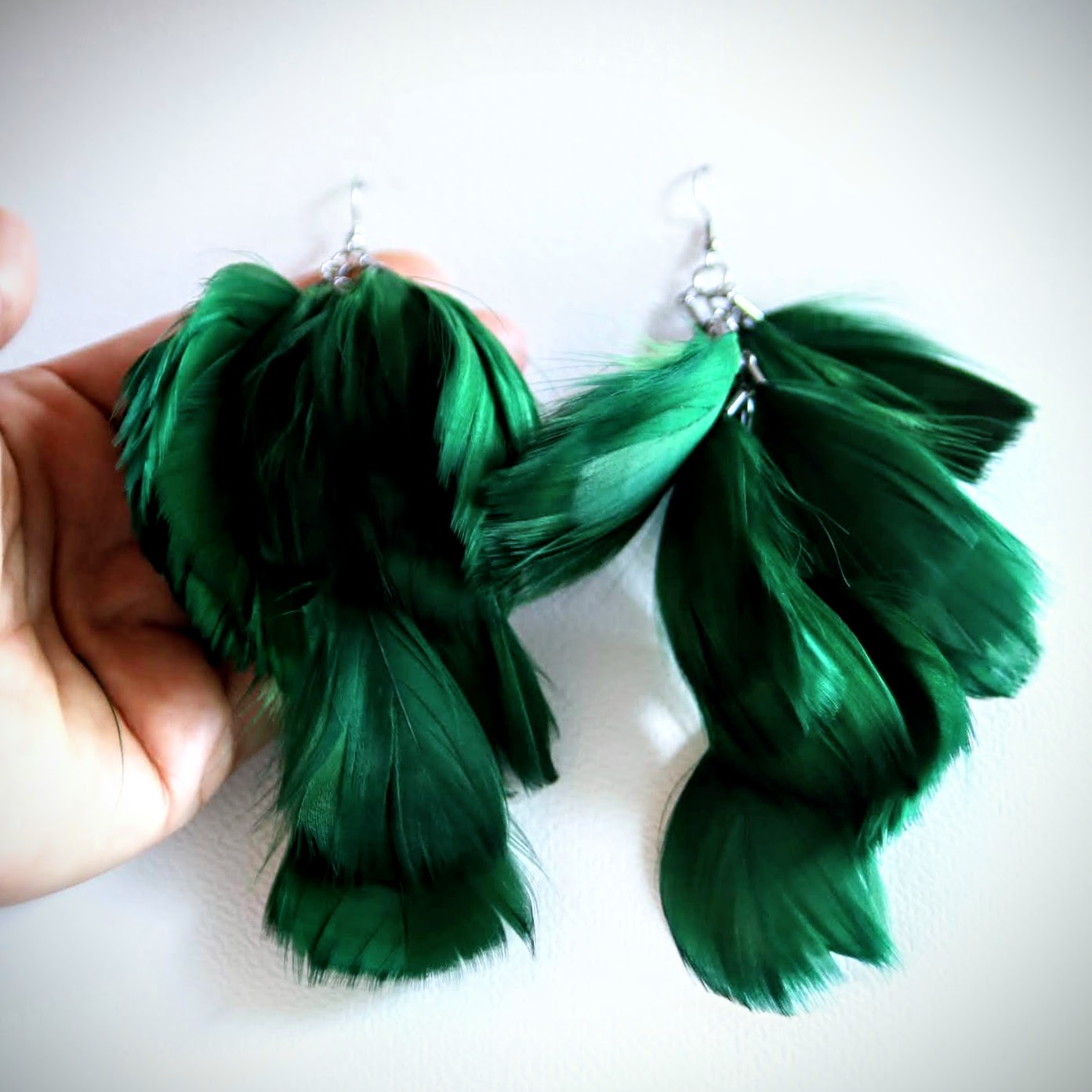 długie kolczyki z piór