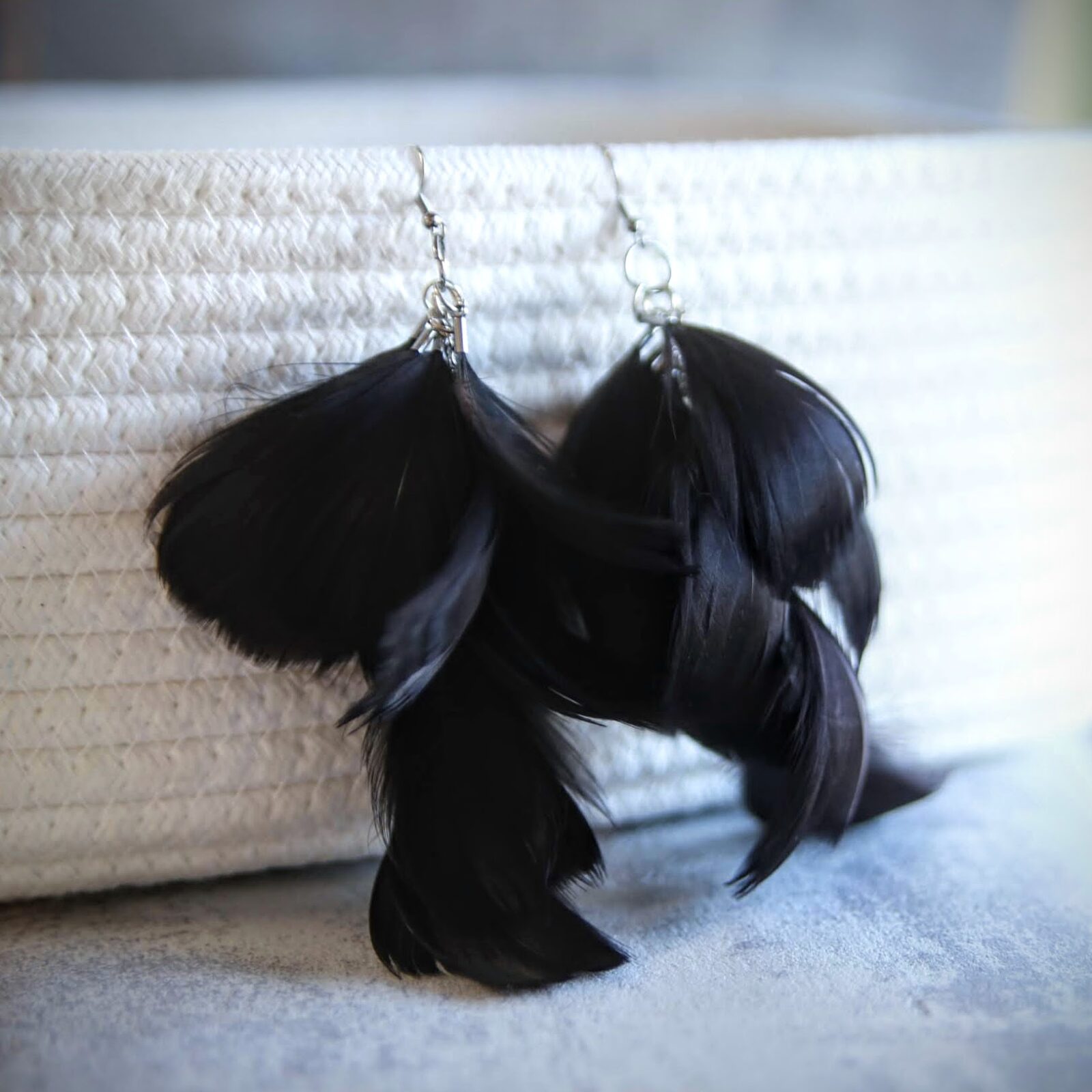 długie kolczyki z piór