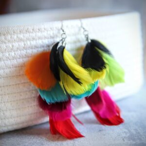długie kolczyki z piór