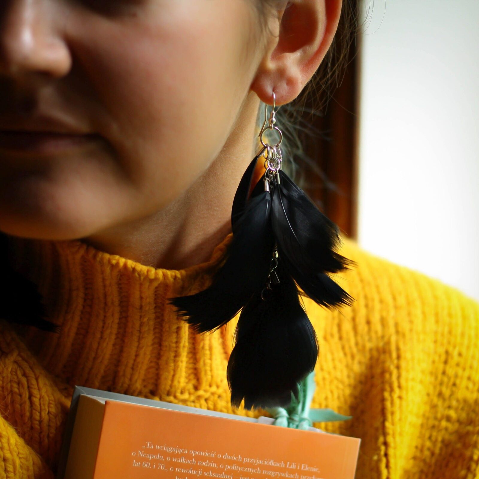 długie kolczyki z piór