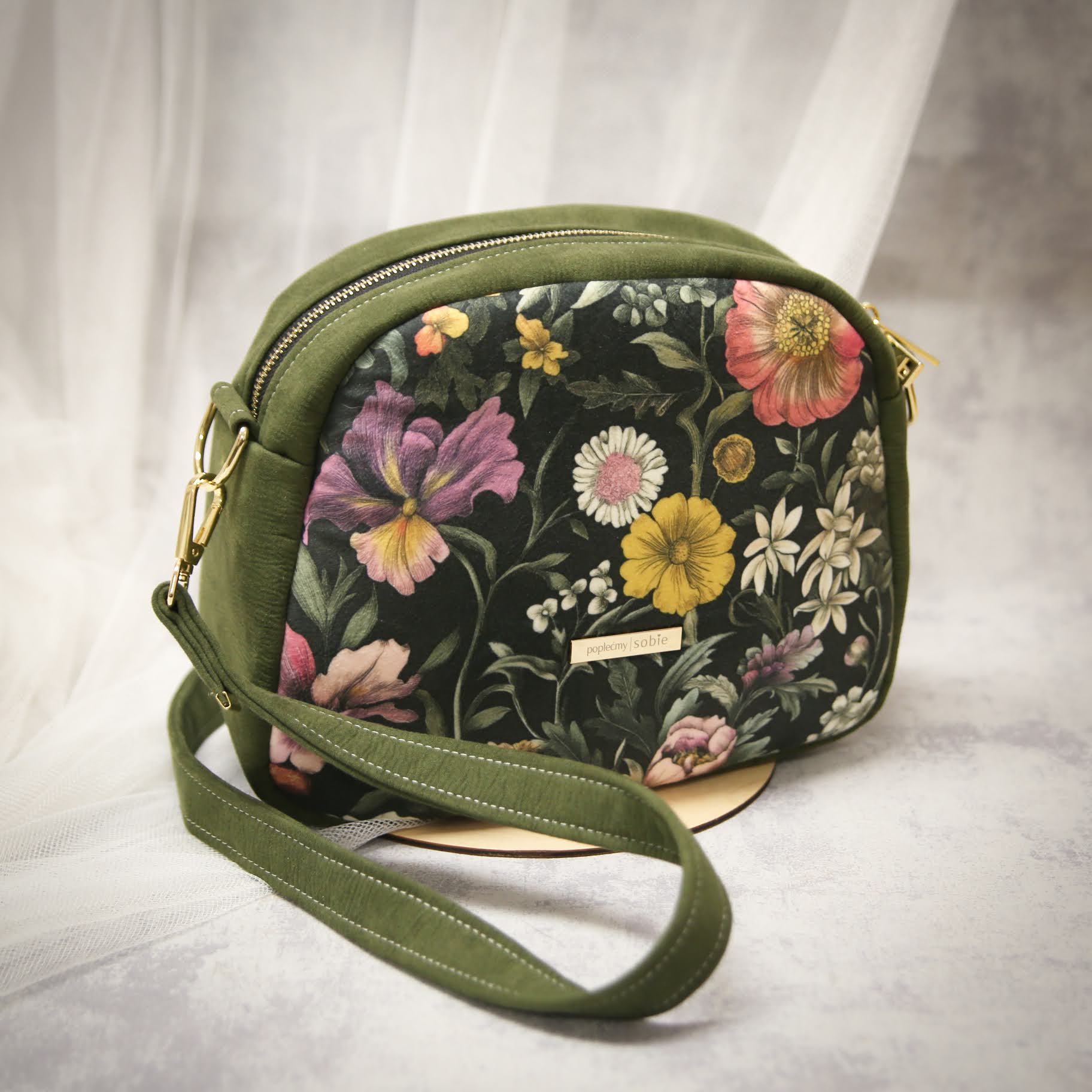 welurowa torebka w kwiaty