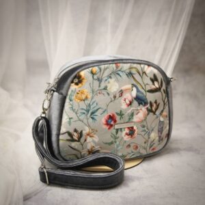 welurowa torebka w kwiaty