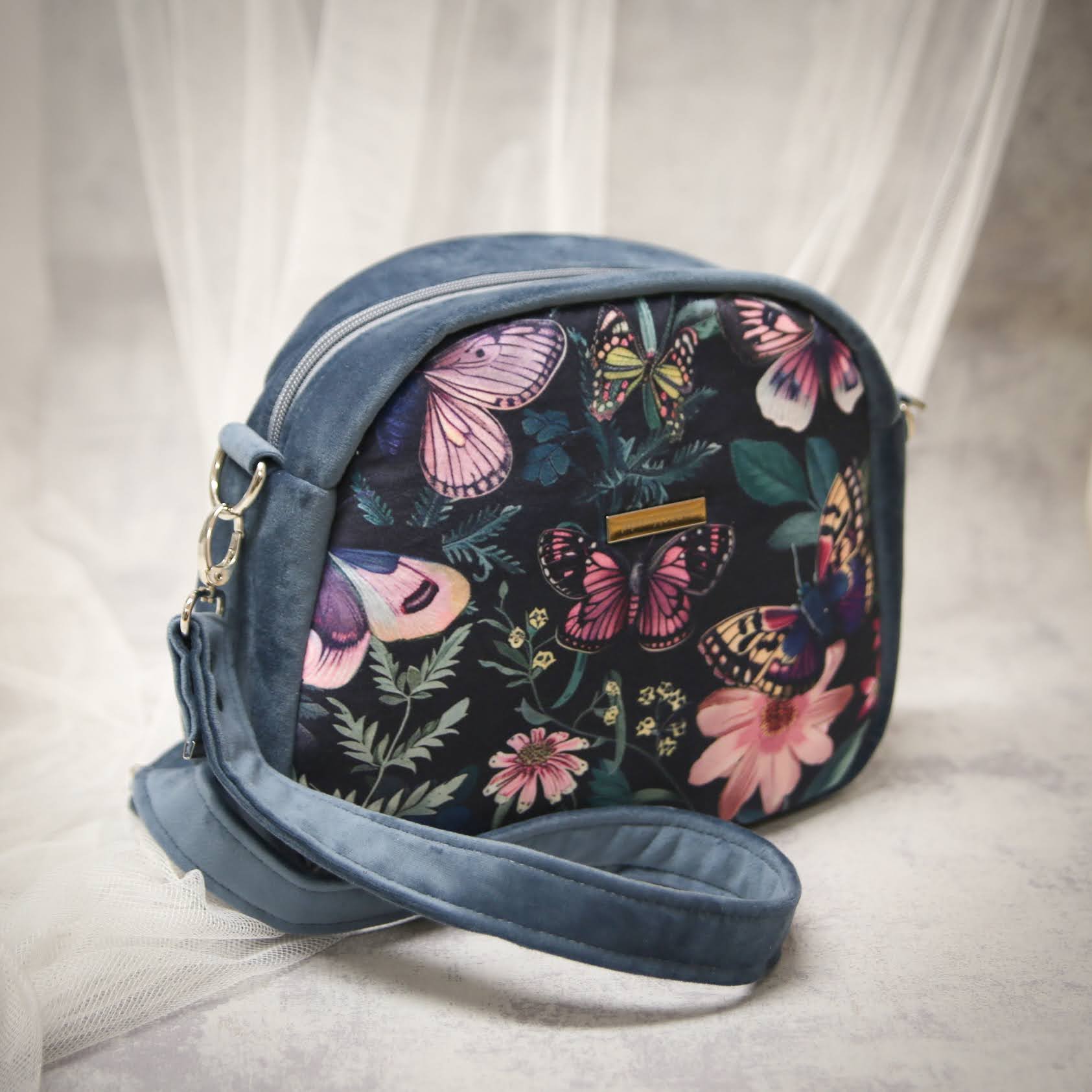 welurowa torebka w kwiaty