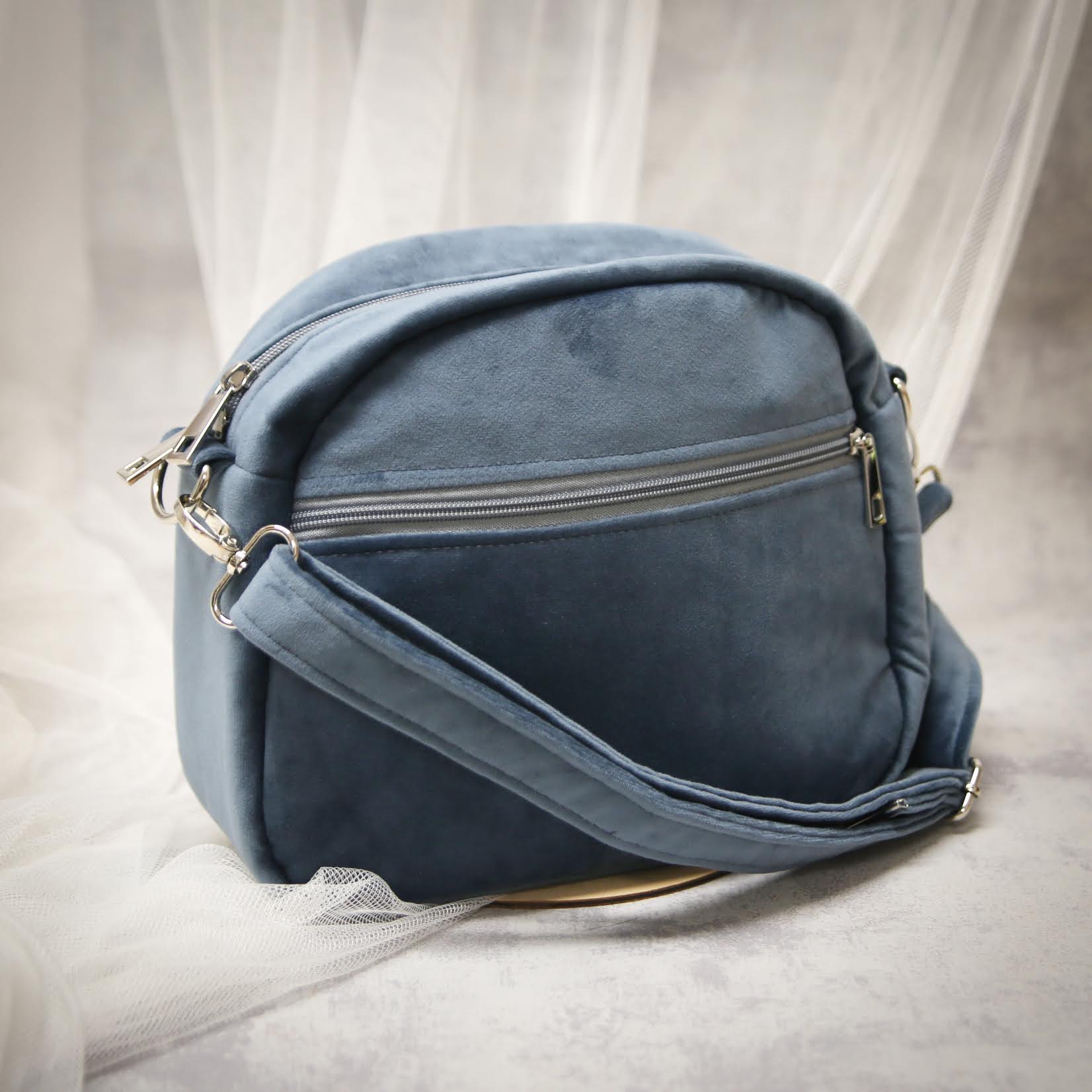 welurowa torebka w kwiaty