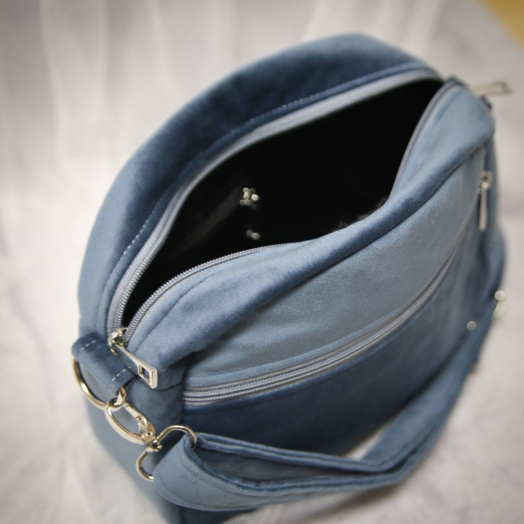 welurowa torebka w kwiaty