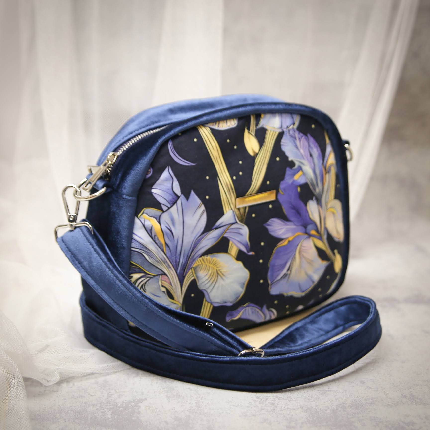 Welurowa Torebka Damska w Kwiaty Granatowa