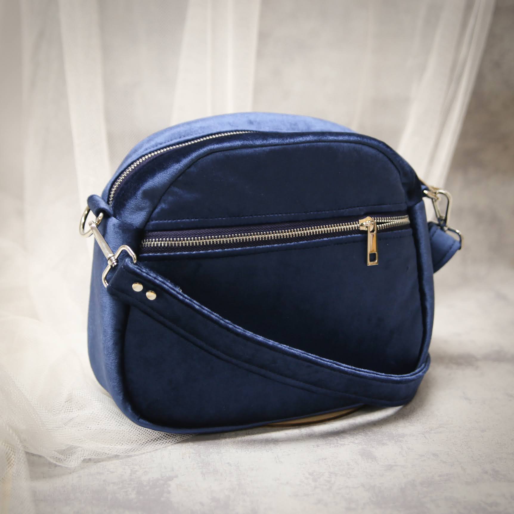 welurowa torebka w kwiaty